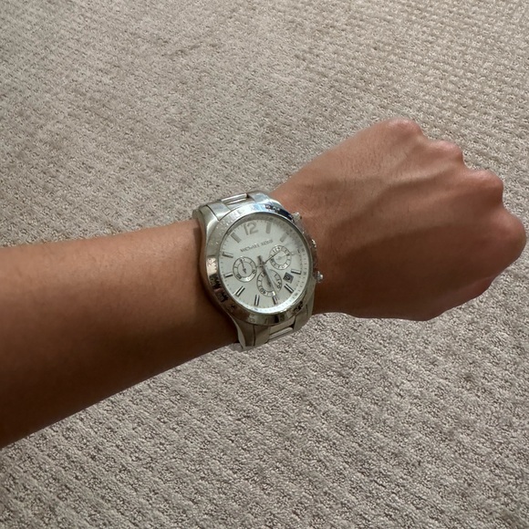 Michael Kors oversized Silver tone Watch - Picture 10 of 11